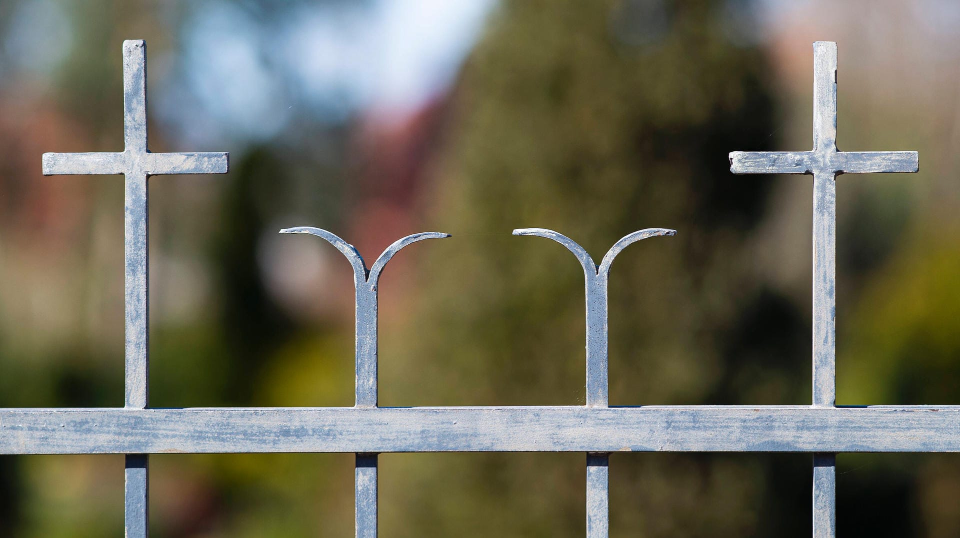 Ein Kreuz (Symbolfoto): In Leverkusen fand eine Beerdigung mit Polizeieinsatz statt.