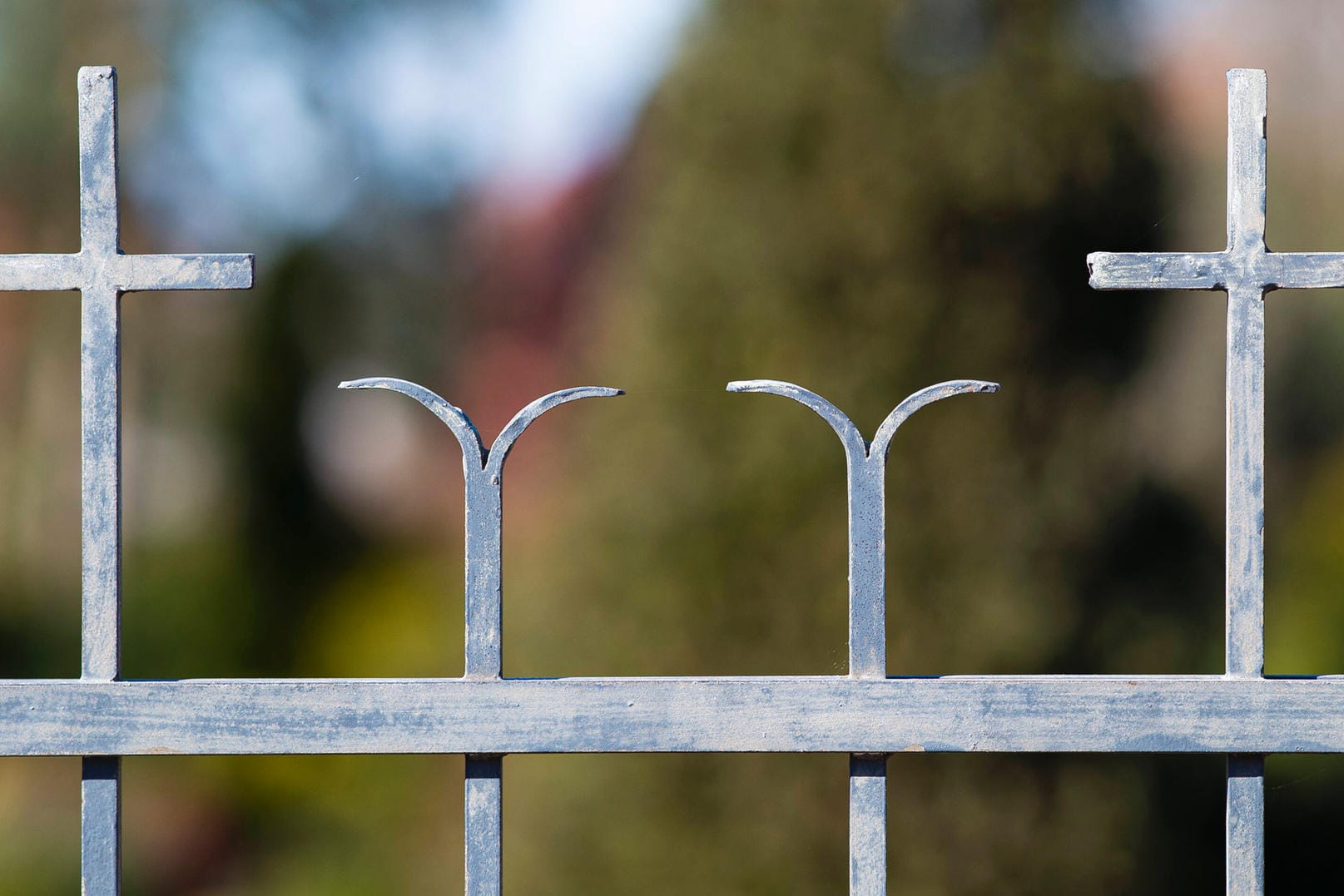 Ein Kreuz (Symbolfoto): In Leverkusen fand eine Beerdigung mit Polizeieinsatz statt.