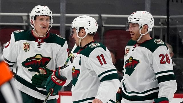 Nico Sturm (l) war maßgeblich an Minnesotas Sieg beteiligt.