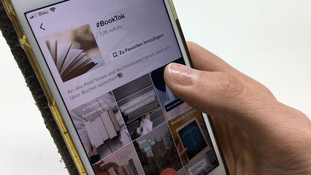 Der #BookTook, eingegeben in der Suche der Video-App TikTok auf einem Smartphone. Der #BookTook, eingegeben in der Suche der Video-App TikTok auf einem Smartphone.