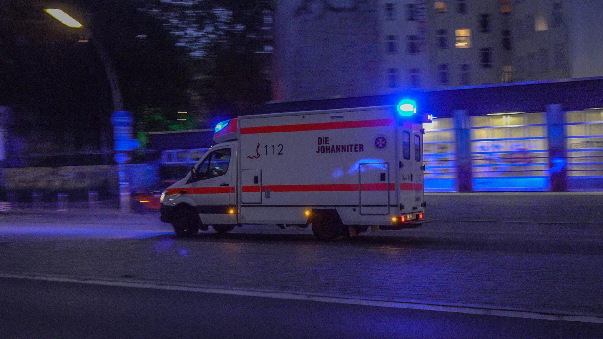 Ein Rettungswagen im Einsatz (Symbolbild): In Berlin sind zwei Männer bei einer Messerstecherei verletzt worden.