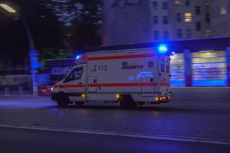 Ein Rettungswagen im Einsatz (Symbolbild): In Berlin sind zwei Männer bei einer Messerstecherei verletzt worden.