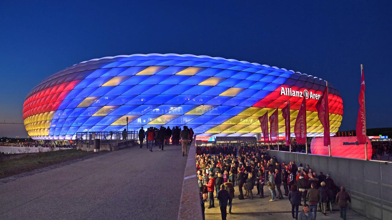 Die Allianz Arena mit Sonderbeleuchtung (Archivbild): Noch immer wird heftig über Zuschauer bei den Münchner EM-Spielen diskutiert.