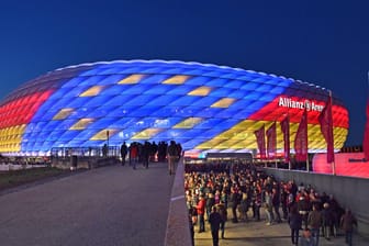 Die Allianz Arena mit Sonderbeleuchtung (Archivbild): Noch immer wird heftig über Zuschauer bei den Münchner EM-Spielen diskutiert.