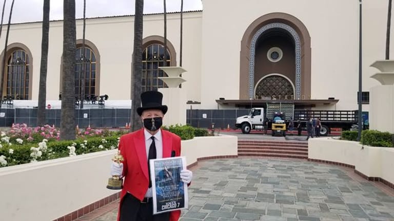 Gregg Donovan, bekannt als "Botschafter von Hollywood", vor dem Union Station Bahnhofsgebäude, einem Standort der Oscar Verleihung 2021 in Los Angeles.