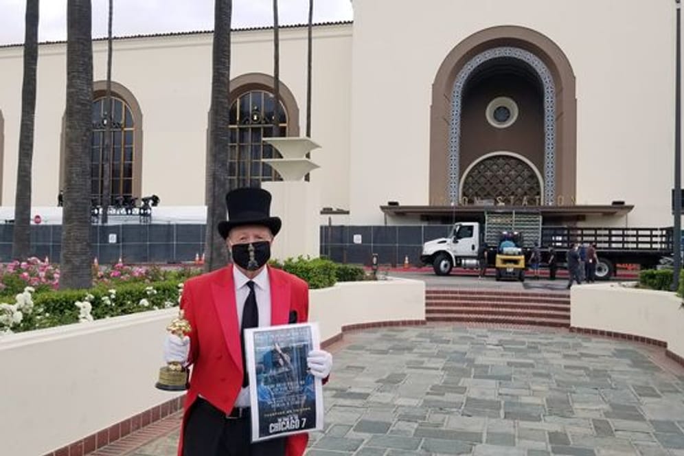 Gregg Donovan, bekannt als "Botschafter von Hollywood", vor dem Union Station Bahnhofsgebäude, einem Standort der Oscar Verleihung 2021 in Los Angeles.