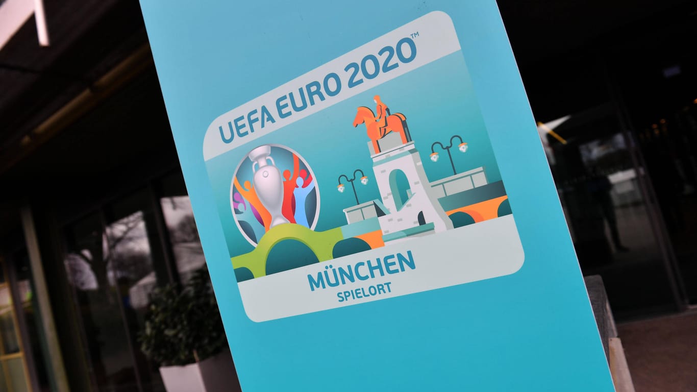 Uefa Euro 2020 steht auf einem Werbeplakat (Archivbild): Aus 2020 wurde 2021 – wohl ohne Zuschauer.