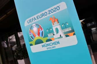 Uefa Euro 2020 steht auf einem Werbeplakat (Archivbild): Aus 2020 wurde 2021 – wohl ohne Zuschauer.
