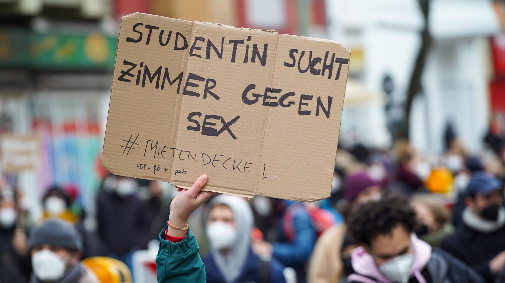 Demonstranten nach Fall des Mietendeckels: Gerade Geringverdiener haben in Großstädten große Probleme, eine Wohnung zu finden – wie diese Demonstrantin mit ihrem Schild aufzeigen möchte.