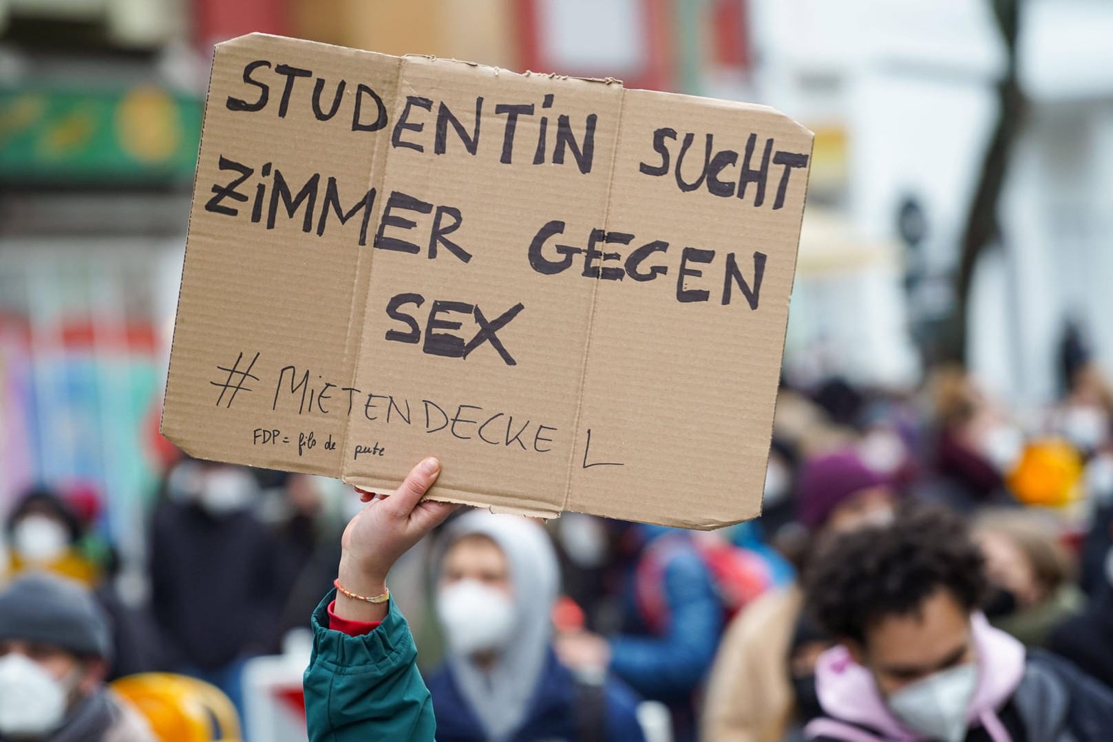 Demonstranten nach Fall des Mietendeckels: Gerade Geringverdiener haben in Großstädten große Probleme, eine Wohnung zu finden – wie diese Demonstrantin mit ihrem Schild aufzeigen möchte.