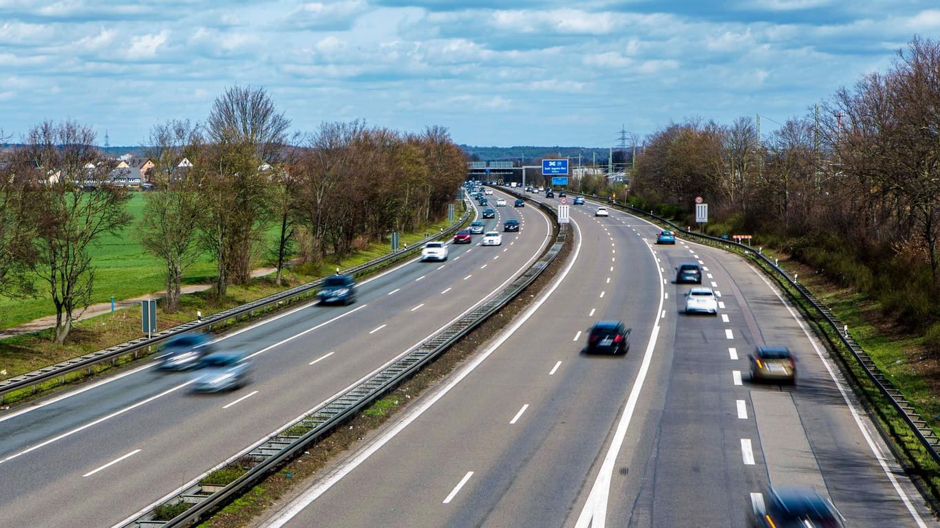 Autos sind auf der Autobahn 59 zwischen dem Autobahndreieck Bonn-Nordost und dem Autobahndreieck Sankt Augustin-West (Symbolbild): In Rheinland-Pfalz hat sich ein Autofahrer einen ungewöhnlichen Ort für eine Videokonferenz ausgesucht.