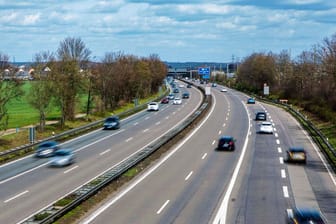 Autos sind auf der Autobahn 59 zwischen dem Autobahndreieck Bonn-Nordost und dem Autobahndreieck Sankt Augustin-West (Symbolbild): In Rheinland-Pfalz hat sich ein Autofahrer einen ungewöhnlichen Ort für eine Videokonferenz ausgesucht.