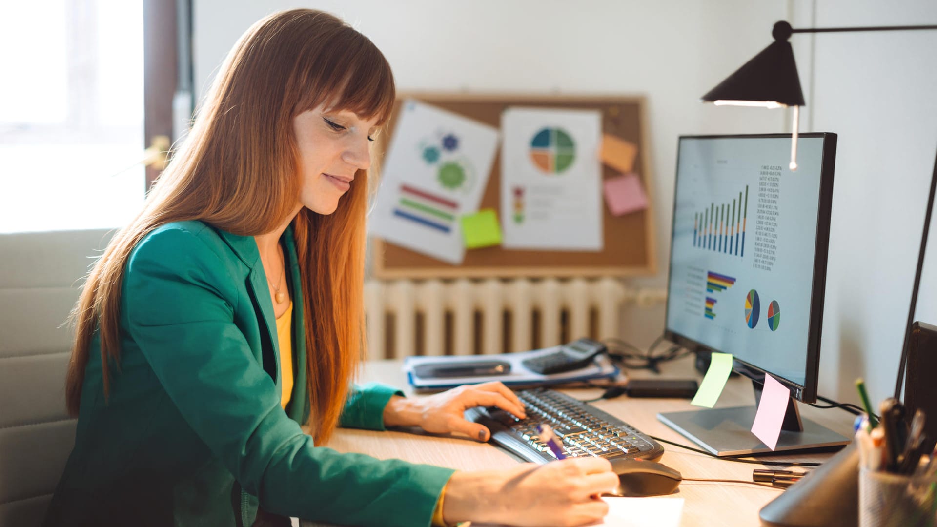 Eine Frau investiert in Aktien (Symbolbild): Erst langsam entdecken immer mehr Frauen die Kapitalmärkte für sich. Eine Frau investiert in Aktien (Symbolbild): Erst langsam entdecken immer mehr Frauen die Kapitalmärkte für sich.