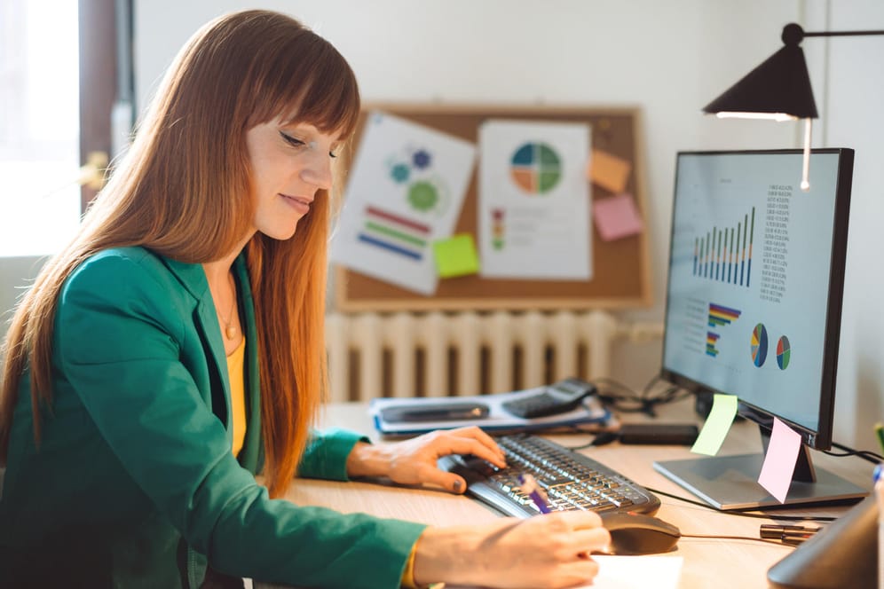 Eine Frau investiert in Aktien (Symbolbild): Erst langsam entdecken immer mehr Frauen die Kapitalmärkte für sich.