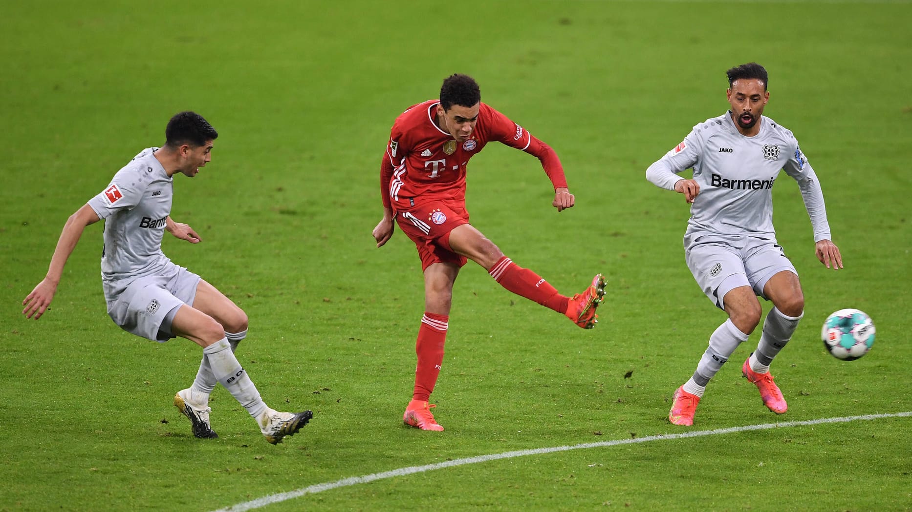 Auch die Spieler des FC Bayern (hier Jamal Musiala) und von Bayer Leverkusen (Exequiel Palacios (l.) und Karim Bellarabi (r.)) müssen im Saisonfinale in ein Quarantäne-Trainingslager. Auch die Spieler des FC Bayern (hier Jamal Musiala) und von Bayer Leverkusen (Exequiel Palacios (l.) und Karim Bellarabi (r.)) müssen im Saisonfinale in ein Quarantäne-Trainingslager.
