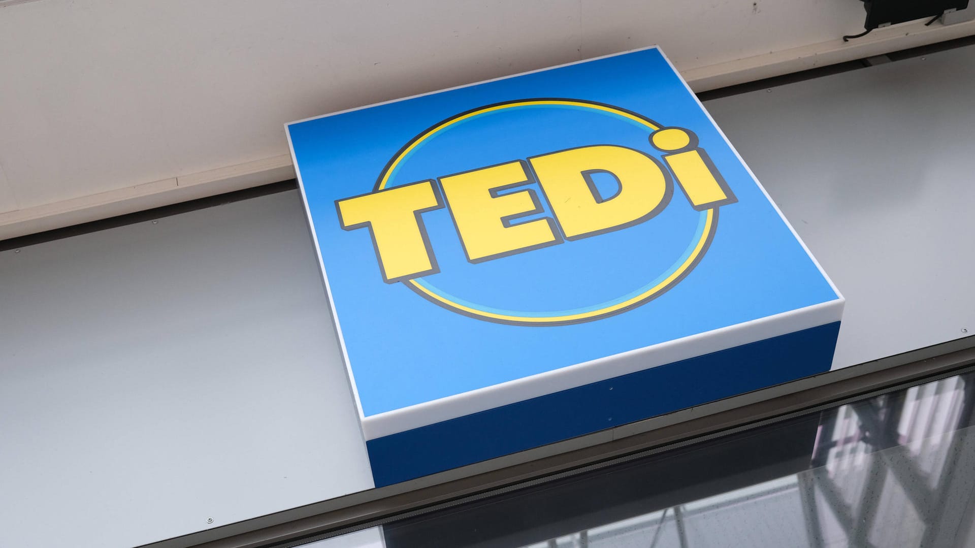 Tedi-Logo an einer Wand (Symbolbild): In Leverkusen ist eine Filiale des Discounters überfallen worden. Tedi-Logo an einer Wand (Symbolbild): In Leverkusen ist eine Filiale des Discounters überfallen worden.
