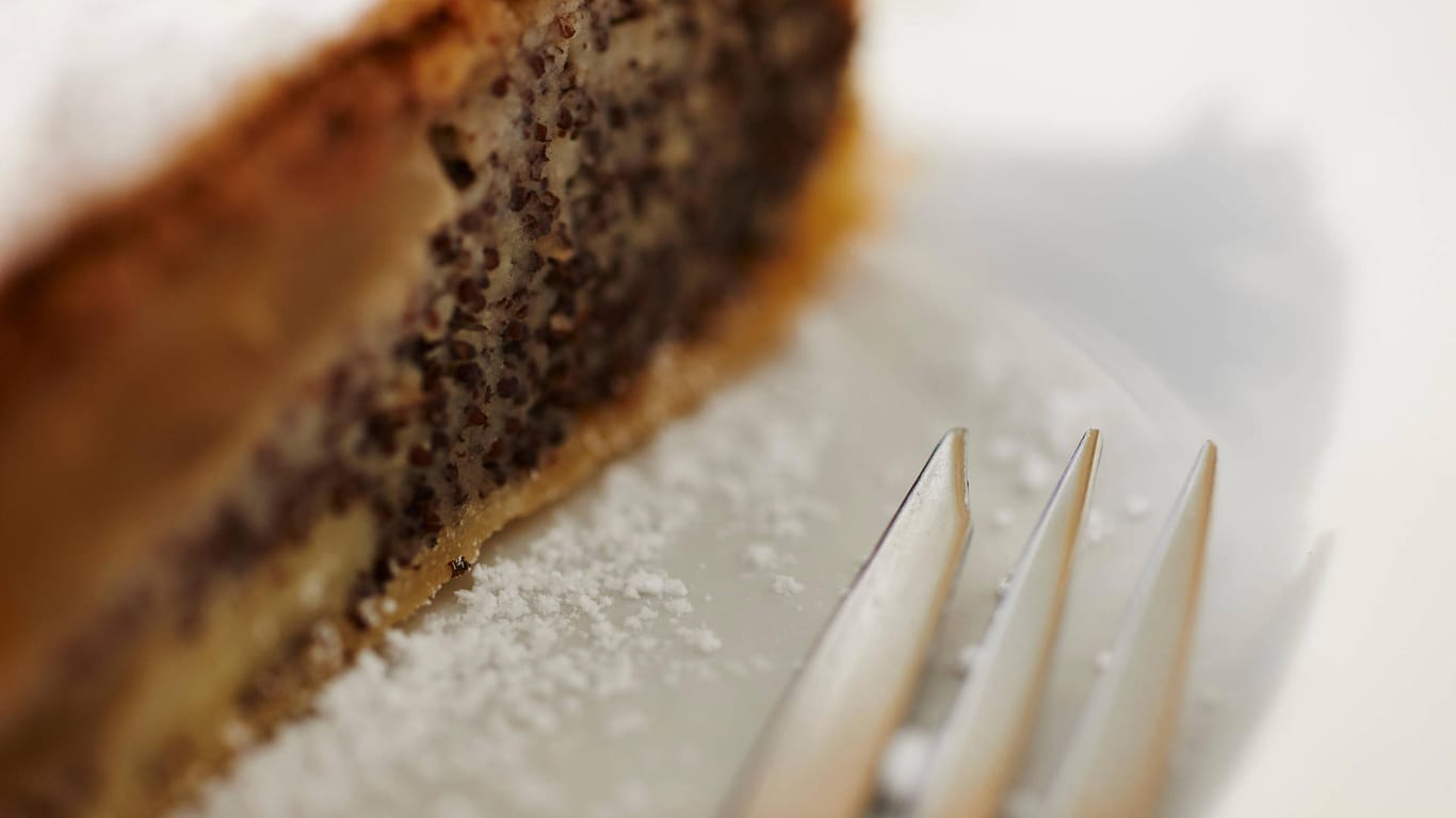 Mohnkuchen mit Kuchengabel: Er lässt sich mit der breiteren Zinke besser zerteilen.