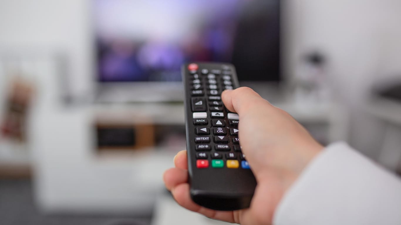 Fernseher und Fernbedienung (Symbolbild): Mieterhaushalte in Deutschland können künftig selbst entscheiden, ob sie Kabelfernsehen haben wollen.