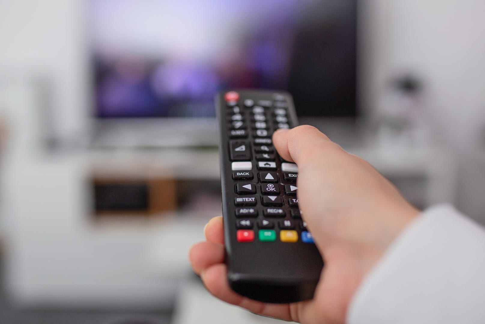 Fernseher und Fernbedienung (Symbolbild): Mieterhaushalte in Deutschland können künftig selbst entscheiden, ob sie Kabelfernsehen haben wollen.