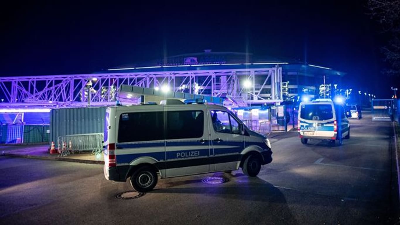 Laut Polizei wurde das Schalke-Team von 500 bis 600 Anhängern empfangen und zum Teil mit "massiven Aggressionen" konfrontiert.
