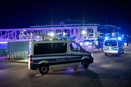 Laut Polizei wurde das Schalke-Team von 500 bis 600 Anhängern empfangen und zum Teil mit "massiven Aggressionen" konfrontiert.