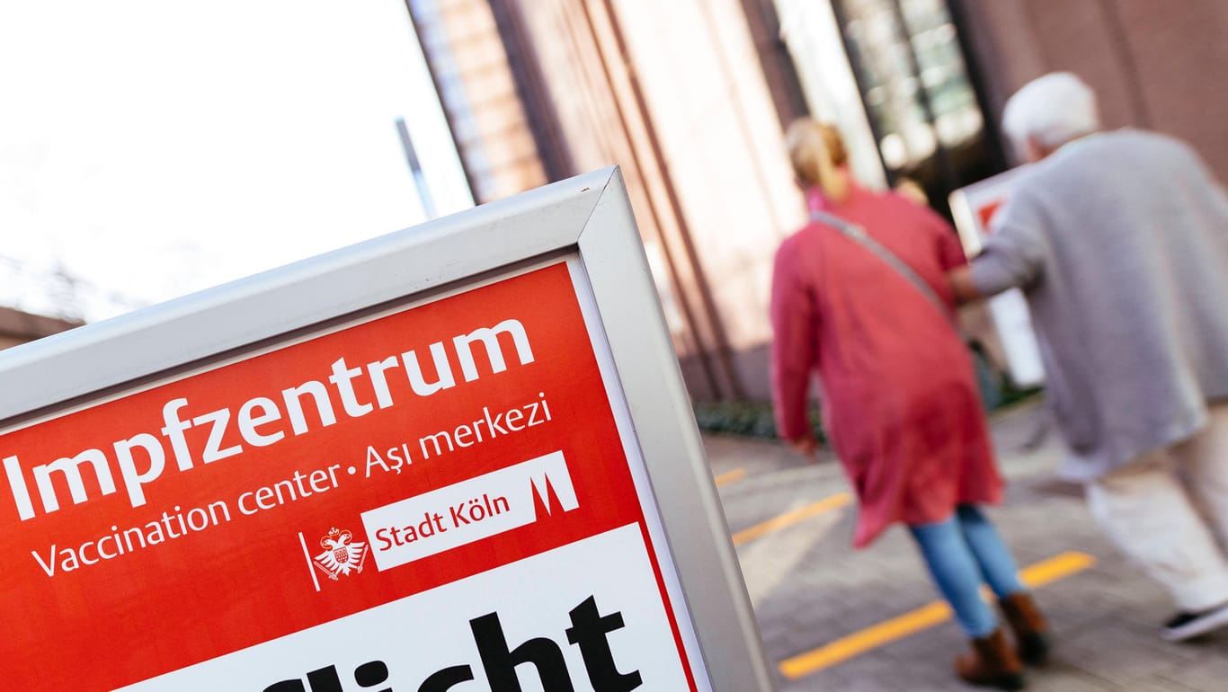Menschen vor dem Kölner Impfzentrum (Archivbild): Die Stadt stellt zusätzliche Impftermine zur Verfügung.