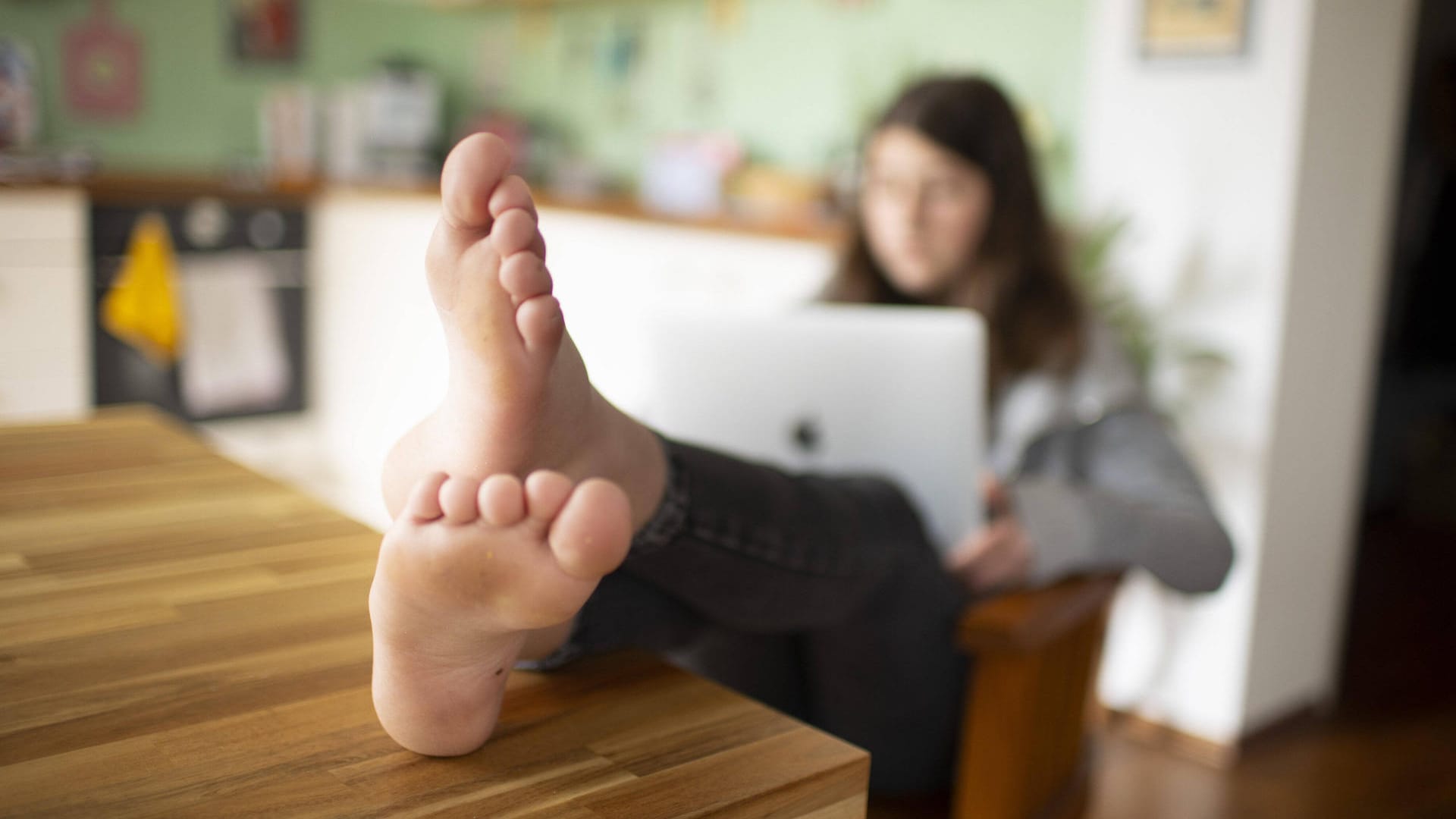 Mädchen am Laptop (Symbolbild): Der Großhändler Berner Group engagiert sich ehrenamtlich und versorgt Schulkinder mit Rechnern. Mädchen am Laptop (Symbolbild): Der Großhändler Berner Group engagiert sich ehrenamtlich und versorgt Schulkinder mit Rechnern.