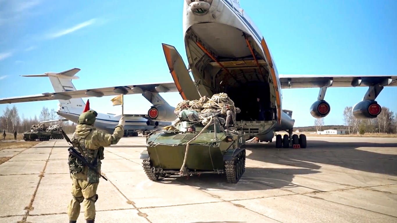 Ein russisches Militärflugzeug an der ukrainischen Grenze: Das Manöver soll offenbar am Freitag enden.