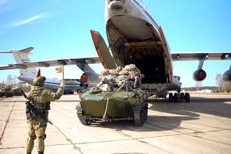 Ein russisches Militärflugzeug an der ukrainischen Grenze: Das Manöver soll offenbar am Freitag enden.