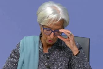 EZB-Chefin Christine Lagarde (Symbolbild): Die Zentralbank der Eurozone lässt den Leitzins unverändert.