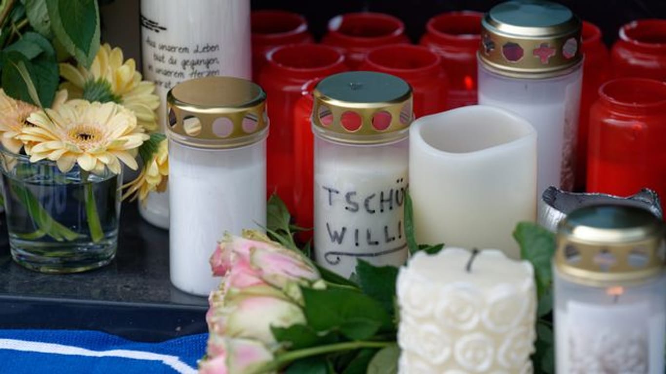 Blumen und Kerzen vor dem Haus in Köln-Mülheim, in dem der verstorbene Schauspieler Willi Herren wohnte.