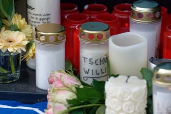 Blumen und Kerzen vor dem Haus in Köln-Mülheim, in dem der verstorbene Schauspieler Willi Herren wohnte.
