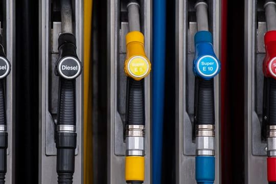 Benzin: Die Grünen wollen den Benzin-Preis um insgesamt 16 Cent erhöhen.