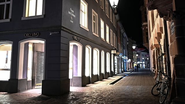 Zur Bundes-Notbremse gehören auch Ausgangsbeschränkungen. Zur Bundes-Notbremse gehören auch Ausgangsbeschränkungen.