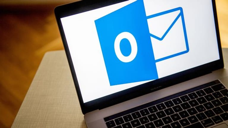 Das Outlook-Symbol auf einem Laptop