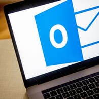 Das Outlook-Symbol auf einem Laptop: Datensammler schicken neuerdings Termineinladungen an Nutzer.