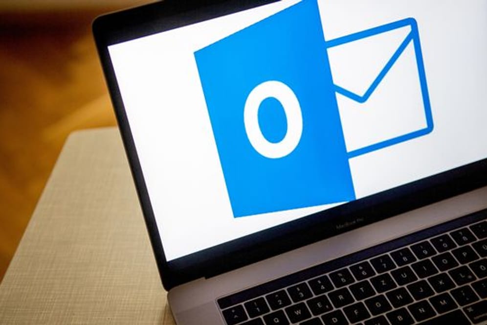 Das Outlook-Symbol auf einem Laptop