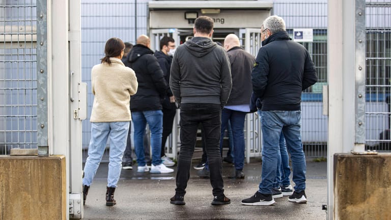 Andrang bei einem Prozess gegen 14 mutmaßliche Mafiosi in Düsseldorf: Mafia-Experte Sandro Mattioli warnt vor Auseinandersetzungen um den Kokainhandel.