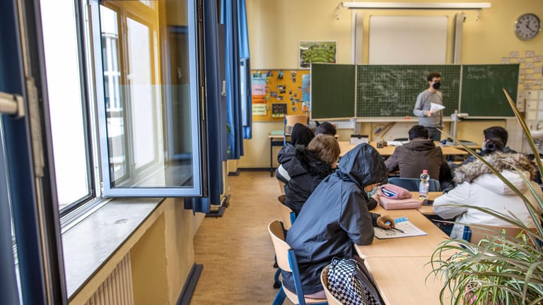 In einem Klassenzimmer wird bei offenem Fenster unterrichtet (Symbolbild): In Düsseldorf ist der Unterricht an einer Schule abgebrochen worden, weil wegen eines Feuers nicht mehr gelüftet werden konnte.