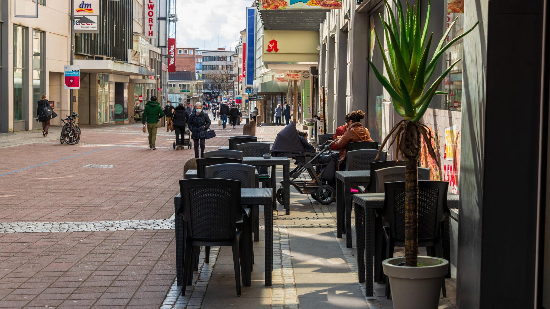 Kiel, Ostseeküste: Seit dem 12.04.2021 darf die Außengastronomie in Gebieten mit entsprechend niedrigem Inzidenzwert wieder öffnen.