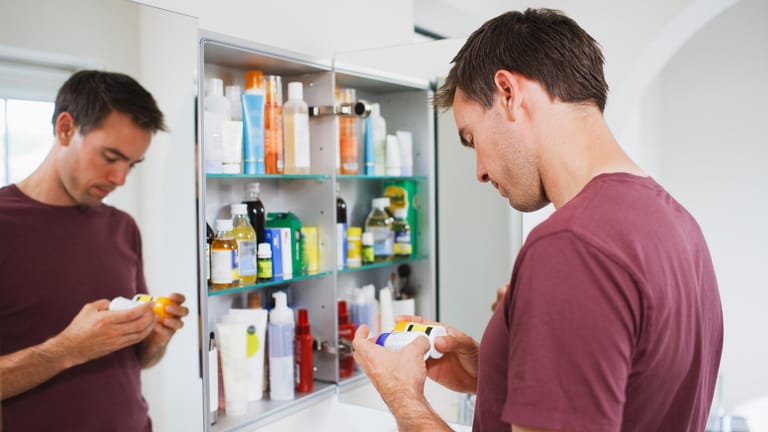 Medikamente: Das Thema Nebenwirkungen rückt verstärkt in den Fokus – auch in Hinblick auf Arzneien, die im Badschrank stehen.
