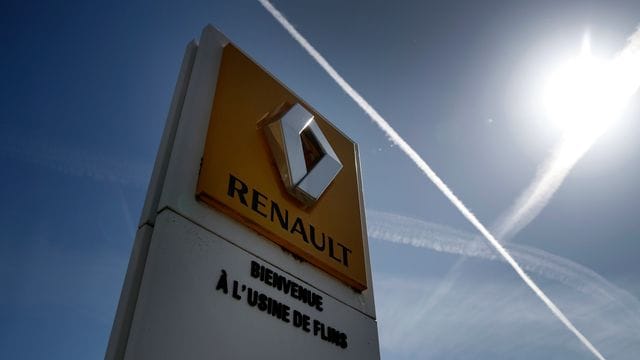 Renault teilte mit, wegen der Lage bei den Bauteilen sei es zurzeit unmöglich, eine verlässliche Vorhersage für die Produktion im laufenden Jahr zu machen.