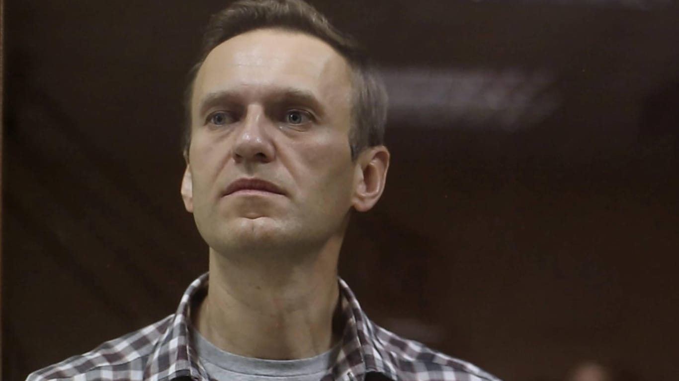 Alexej Nawalny im Februar bei der Urteilsverkündung vor seiner Haft: "Eigentlich müsste er sofort auf die Intensivstation", sagt Europaparlamentarier Sergey Lagodinsky.