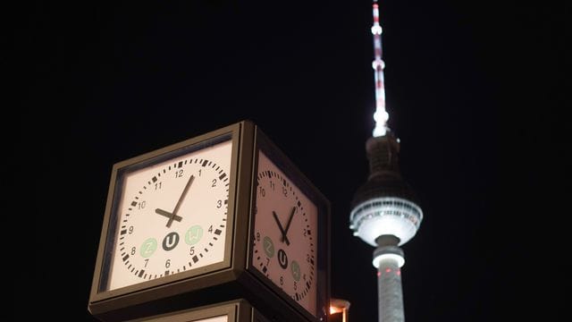 Die Uhr steht kurz nach 22 Uhr in Sichtweite des Fernsehturms (Symbolbild): Ab dieser Uhrzeit gilt die Ausgangssperre.