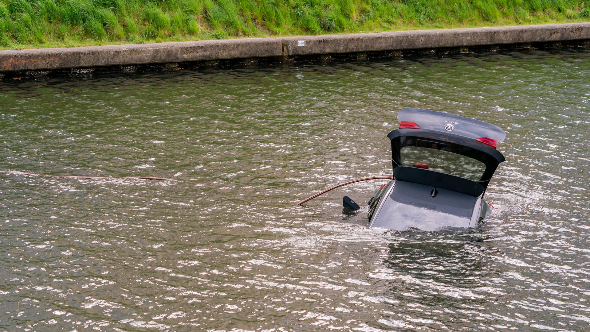 Am Kiehlufer ist ein Pkw in den Landwehrkanal geraten: Der Fahrer hat sich aus eigener Kraft gerettet. Am Kiehlufer ist ein Pkw in den Landwehrkanal geraten: Der Fahrer hat sich aus eigener Kraft gerettet.