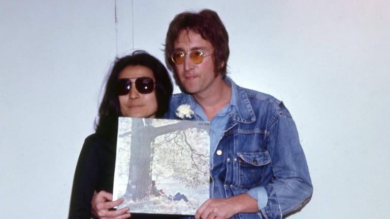 Yoko Ono und John Lennon 1971 mit dem Cover ihres gemeinsamen Albums.
