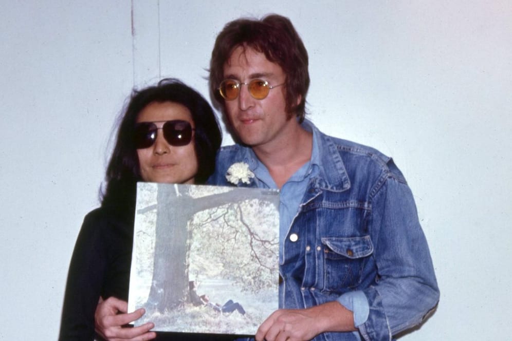 Yoko Ono und John Lennon 1971 mit dem Cover ihres gemeinsamen Albums.