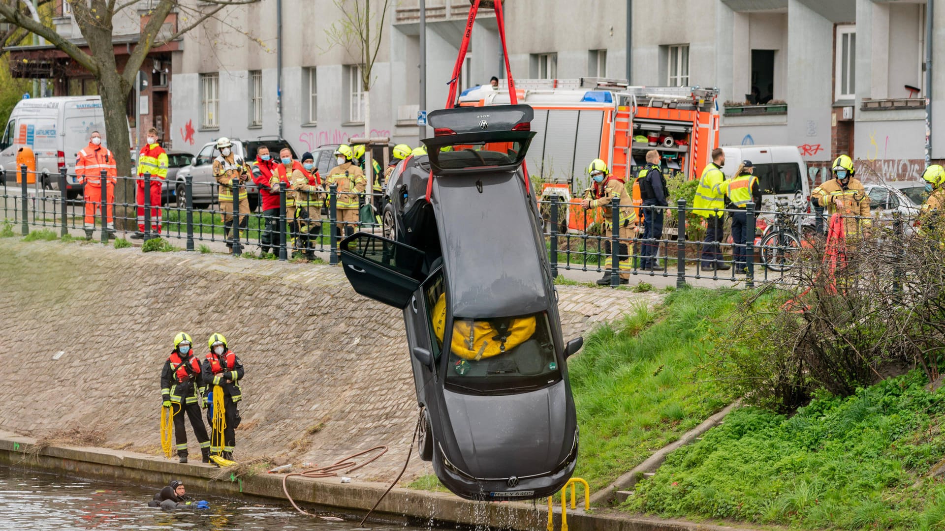 Das verunfallte Auto hängt am Kran: Der Fahrer ist in ein Krankenhaus gebracht worden.