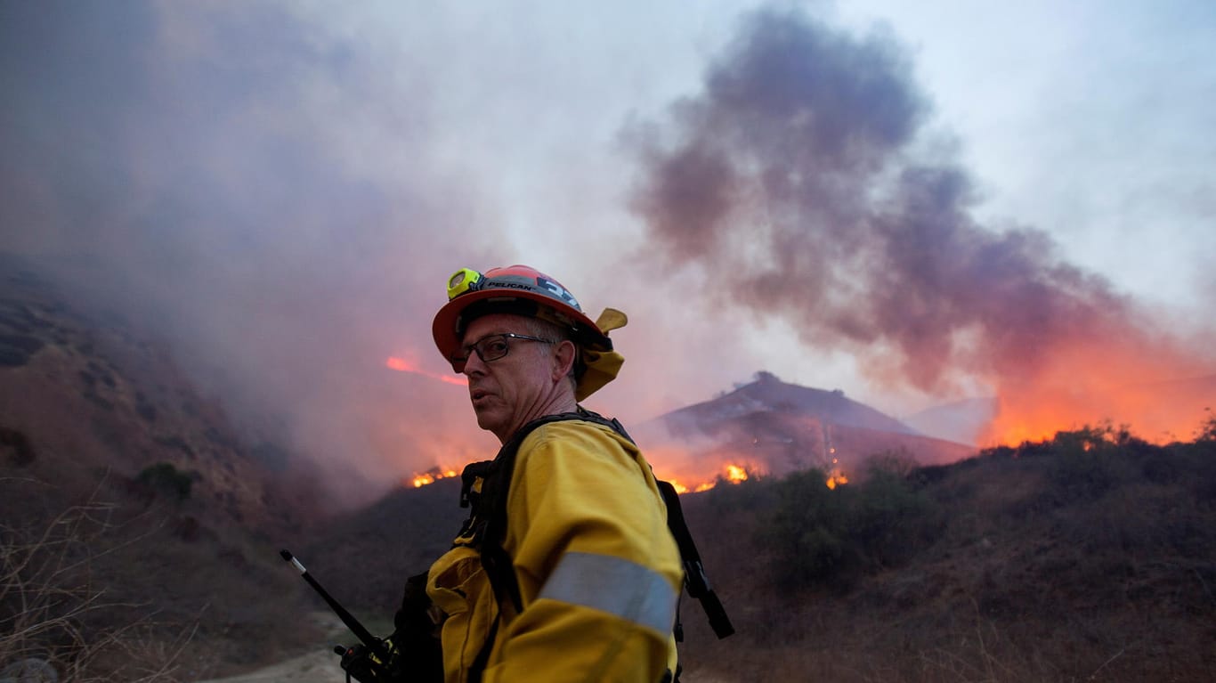 Feuerwehrmann in Kalifornien im Oktober: Immer wieder gab es in den letzten Jahren verheerende Waldbrände in dem Bundesstaat (Archivbild).