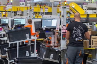 Mitarbeiter des Logistiklagers von Amazon in Winsen (Archivbild): Hier soll ein FFP2-Maskenverbot herrschen.